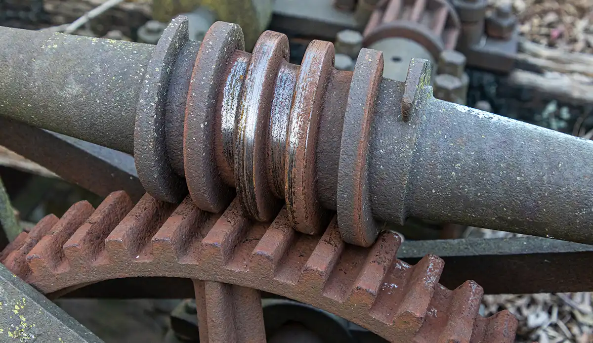  rusting worm drive gear box showing wear