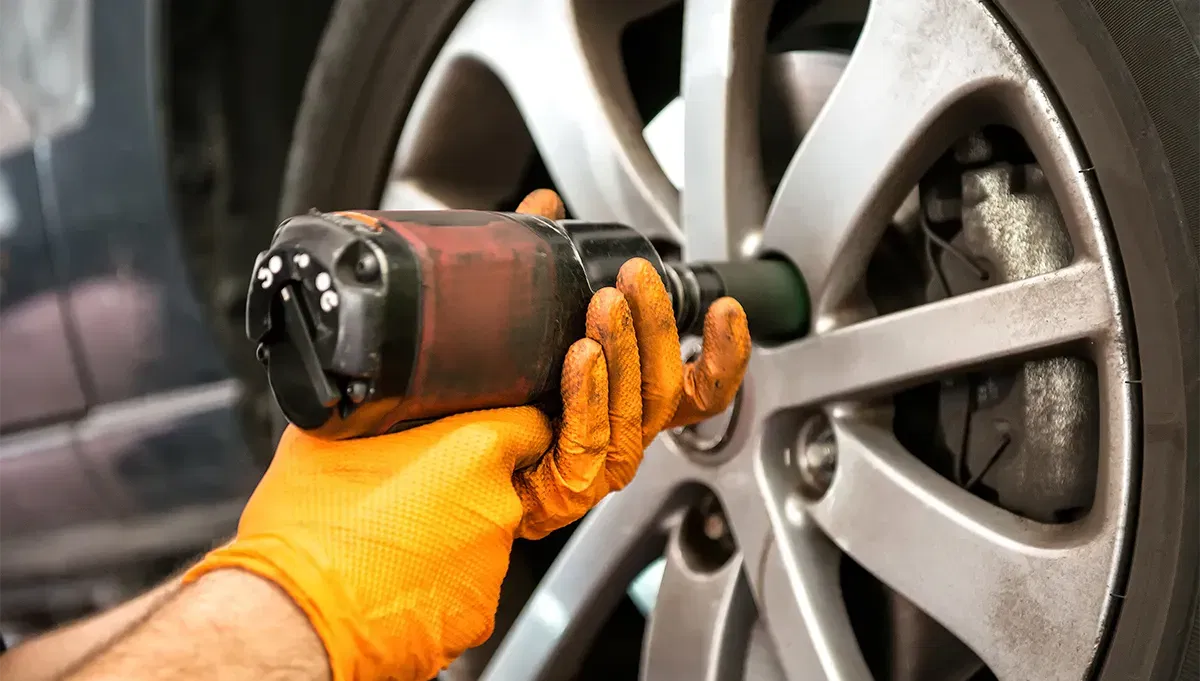 Changing wheel with impact wrench Changing wheel with impact wrench