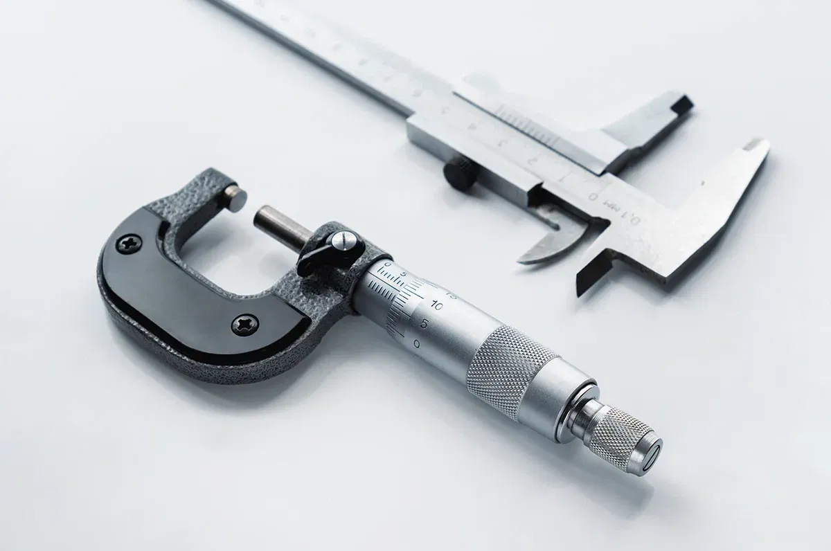 Mechanischer Mikrometer und Messschieber