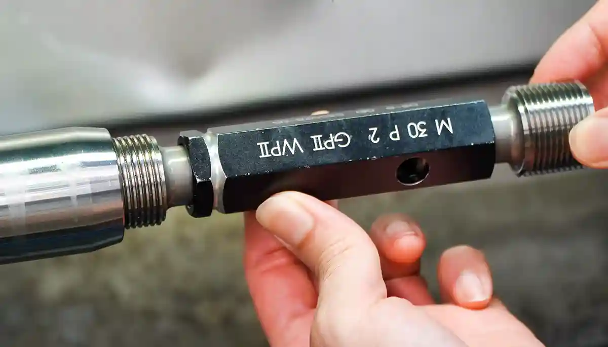 Thread inspection with a gauge Thread inspection with a gauge
