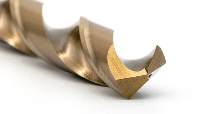 Nahaufnahme eines Spiralbohrers mit goldener TiN-Beschichtung – Bohrergeometrie mit Schneiden und Spiralnuten