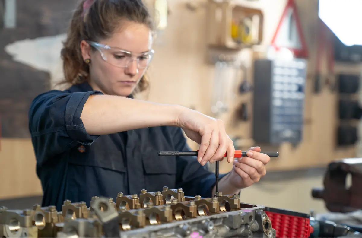 Manuelles Gewindeschneiden am Motorblock Manuelles Gewindeschneiden am Motorblock