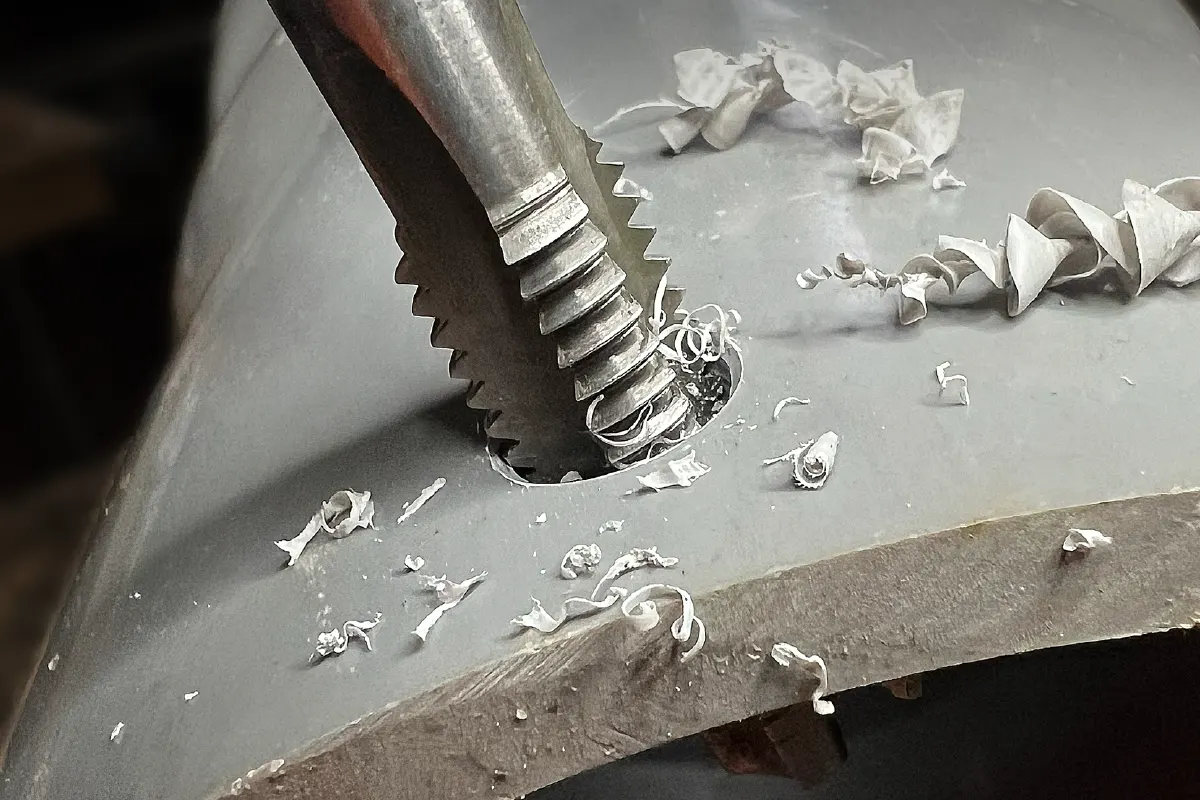 Gewinde in Kunststoff schneiden – Geht das überhaupt?