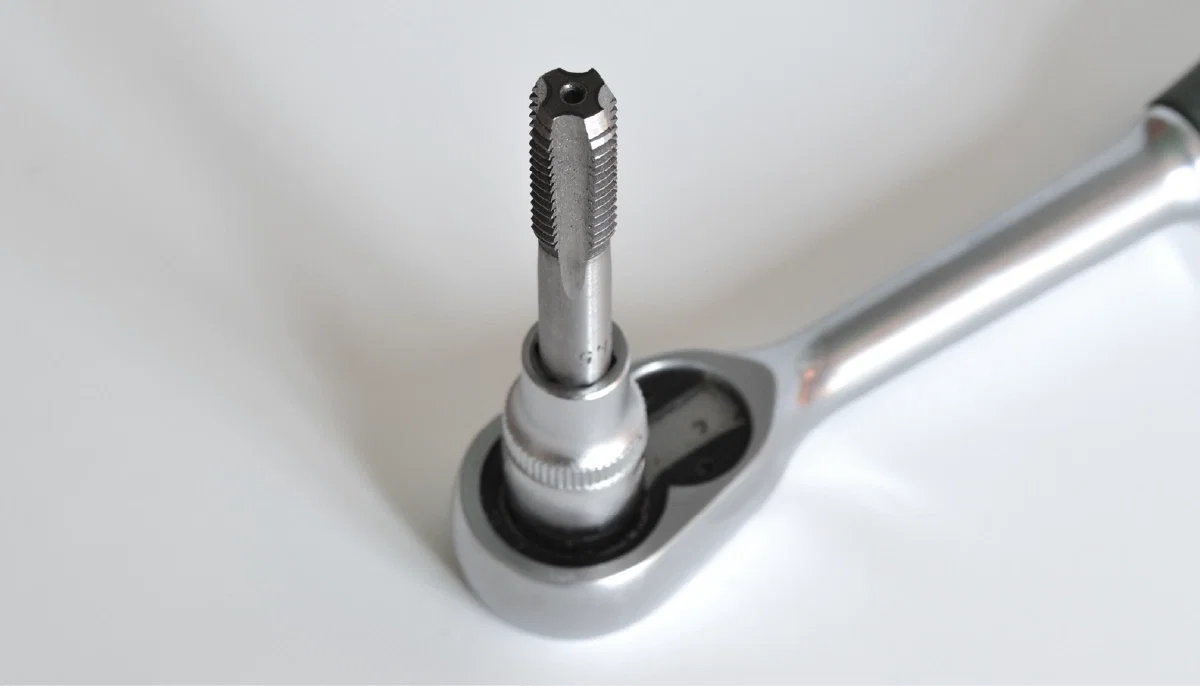 Ratsche mit eingespanntem Gewindebohrer