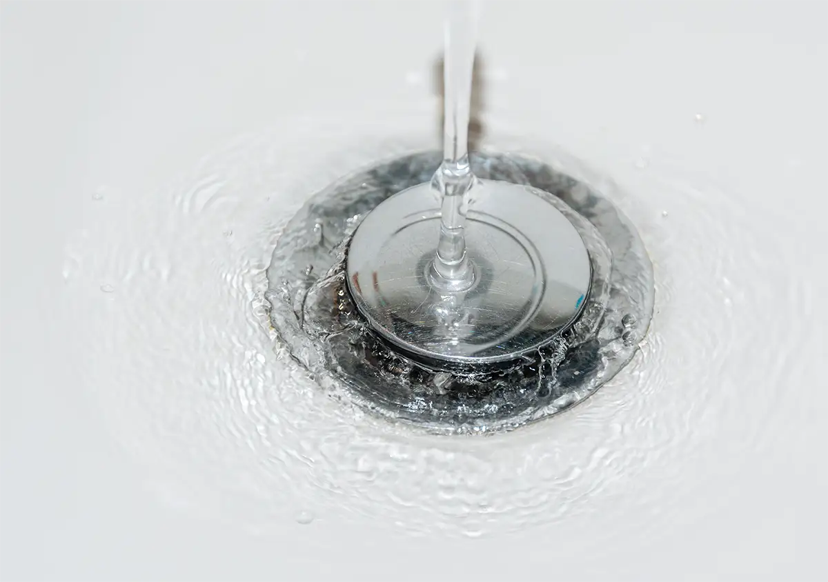Wasser im Waschbeckenablauf Wasser im Waschbeckenablauf