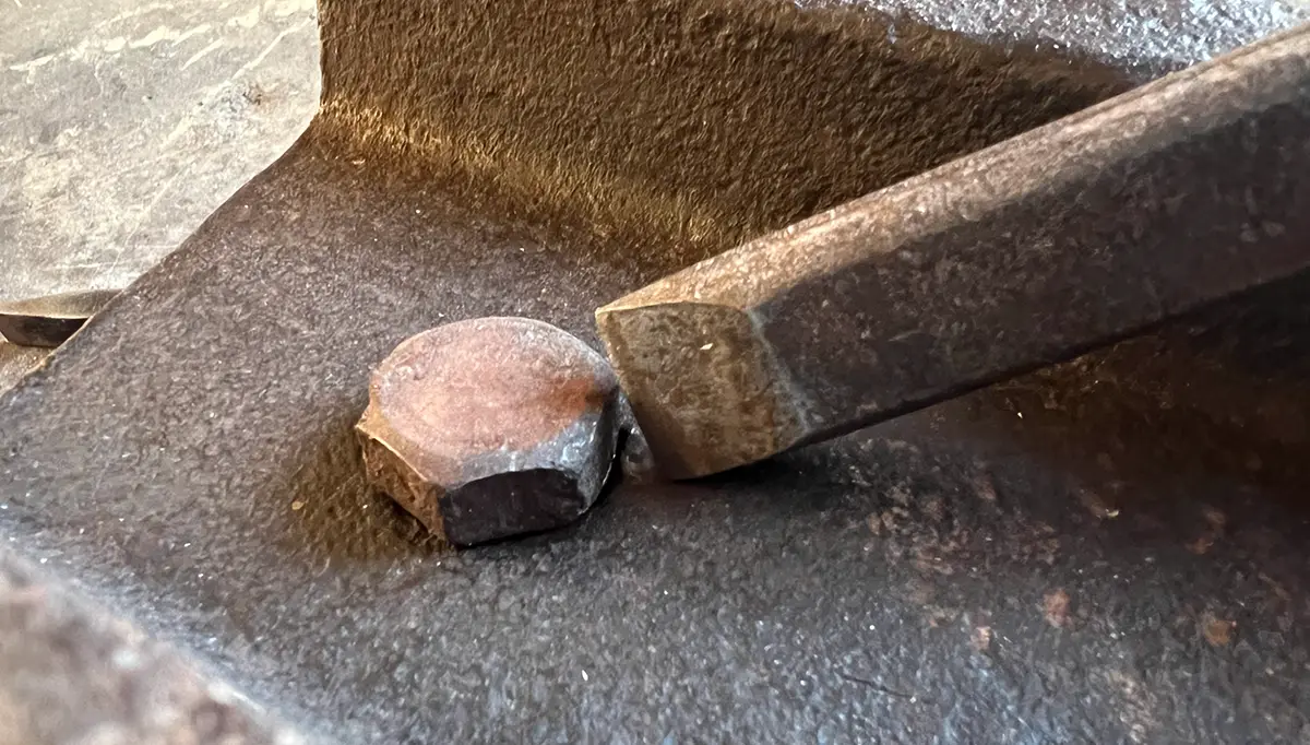 Meißel an rostiger Schraube Meißel an rostiger Schraube