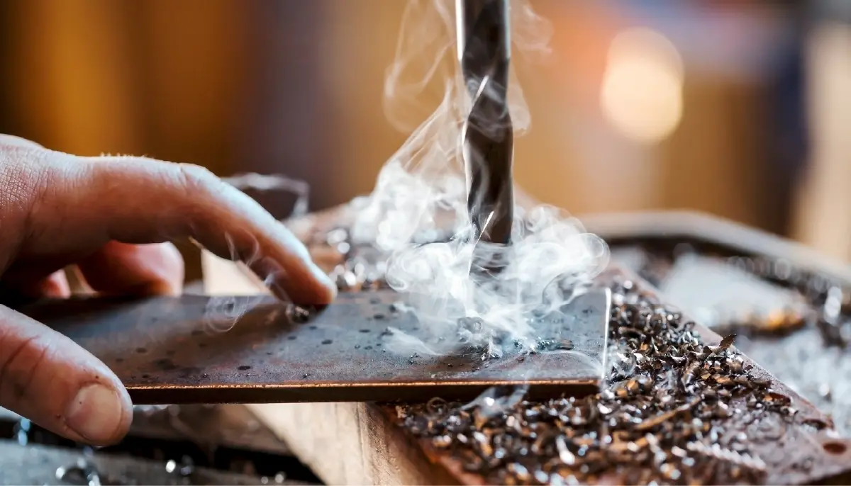 Bohrer beim Bohren in Metall mit sichtbarer Hitzeentwicklung