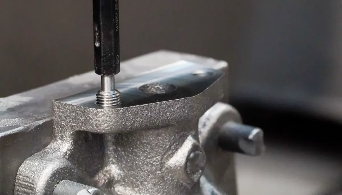 Gewindelehre prüft ein Innengewinde