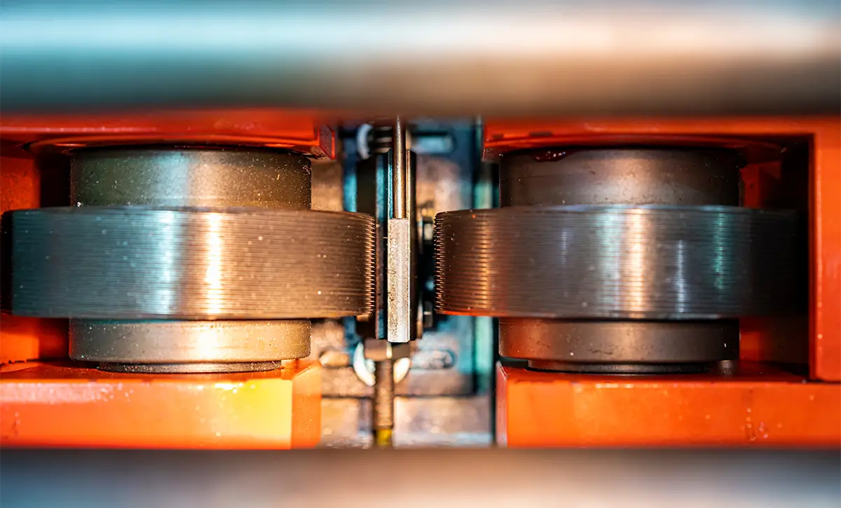 Gewinderollen in einer Umformmaschine Gewinderollen in einer Umformmaschine