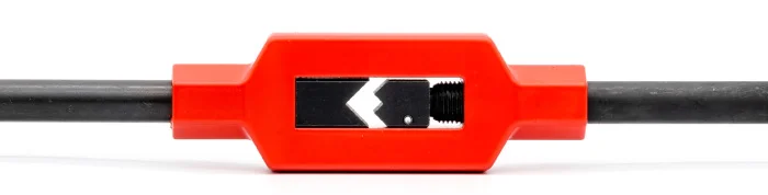 Roter Gewindeschneider-Halter (Windeisen) mit eingespanntem Gewindebohrer für manuelles Gewindeschneiden