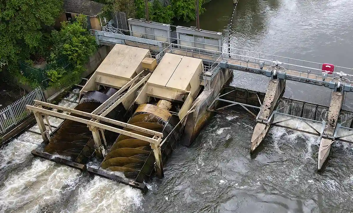 Wasserschnecken in einer modernen Wasserkraftanlage Wasserschnecken in einer modernen Wasserkraftanlage