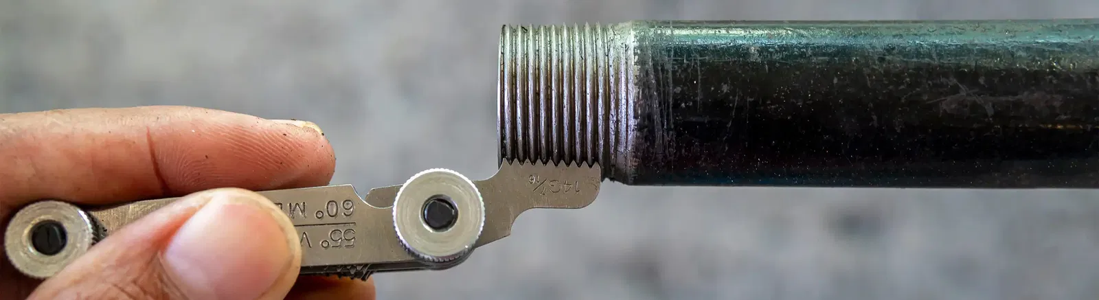 Schablonen von BAER Tools Messung eines Rohrgewindes mit einer Schablone