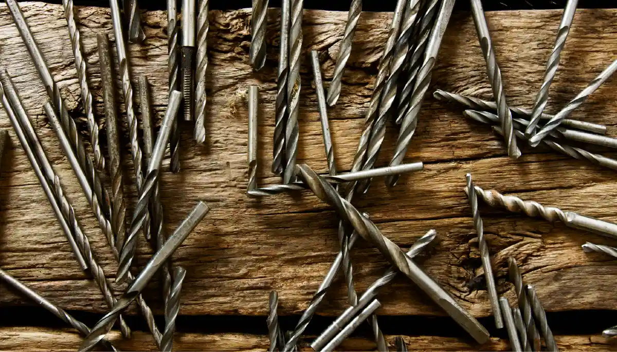 Verschiedene Spiralbohrer auf Holzuntergrund