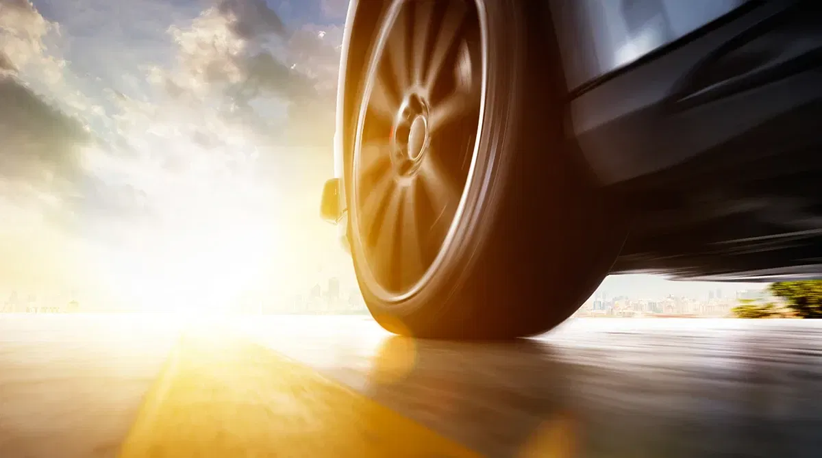 Schnelles Auto, das in den Sonnenuntergang fährt Schnelles Auto, das in den Sonnenuntergang fährt