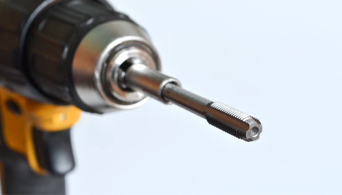 Akkuschrauber mit eingespanntem Gewindebohrer