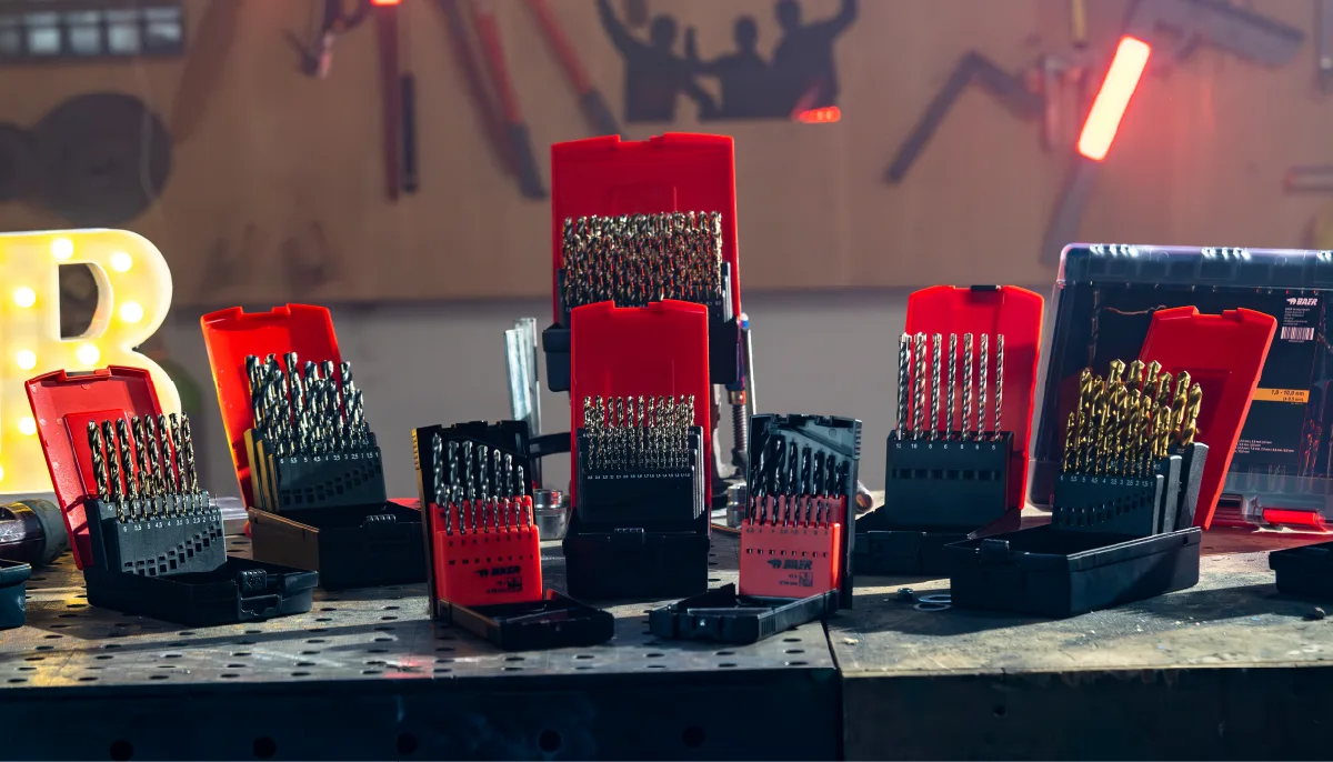 Mehrere Spiralbohrer-Sets auf Werkbank