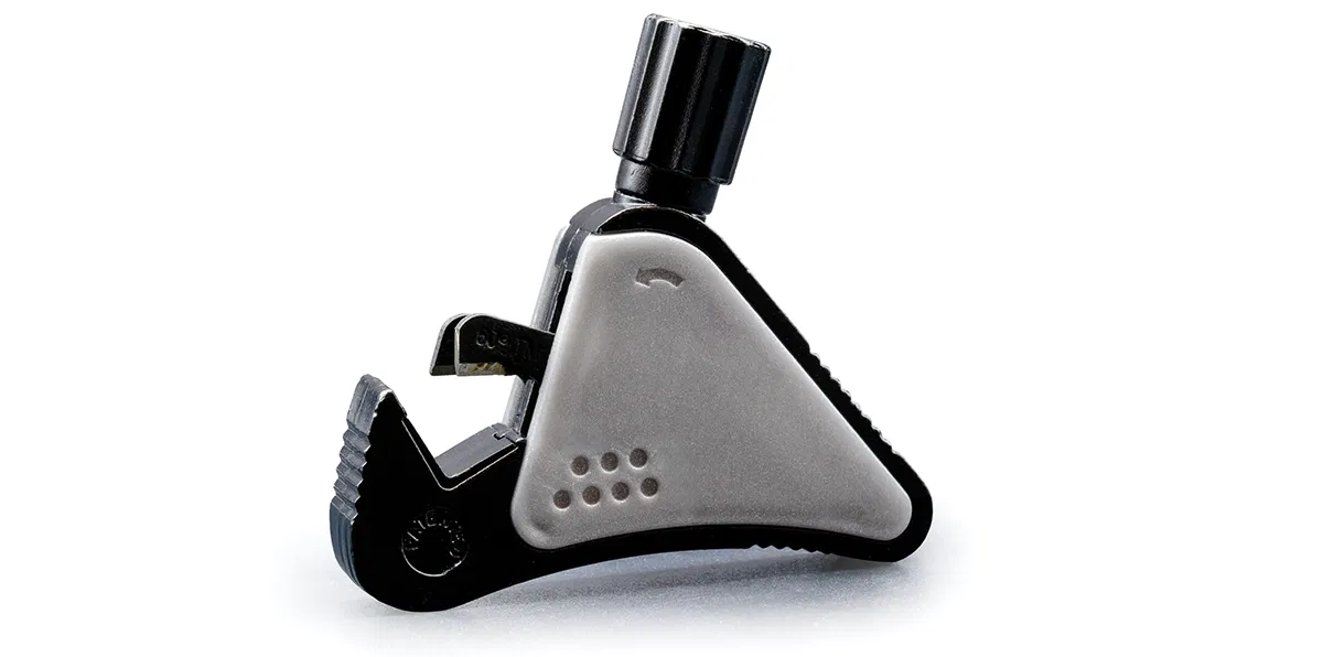 Tool for repairing damaged threads Tool for repairing damaged threads