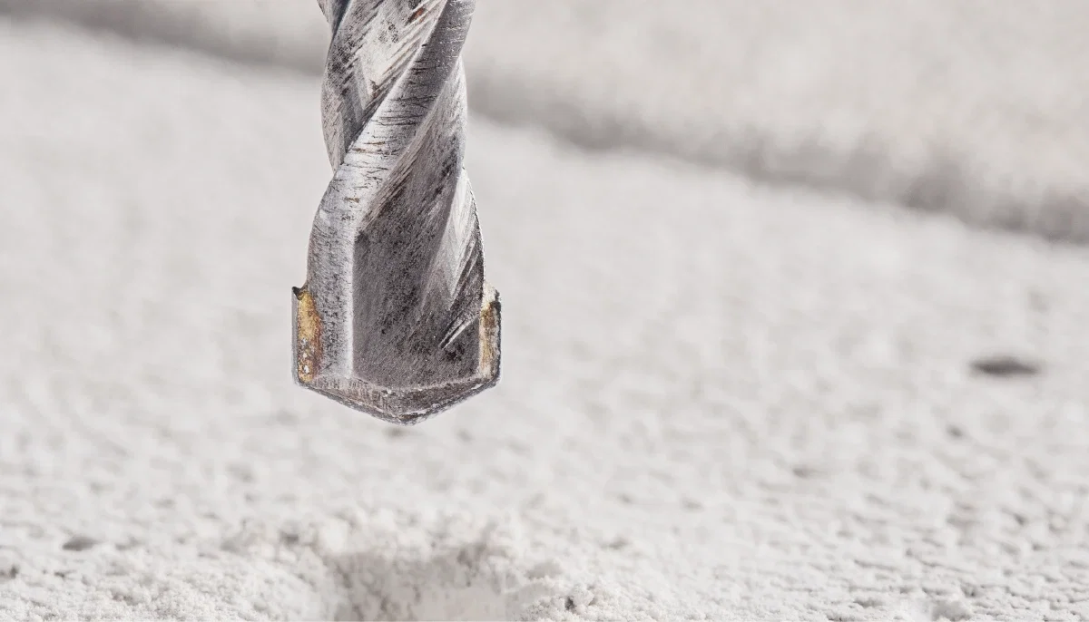 Nahaufnahme der Spitze eines Betonbohrers