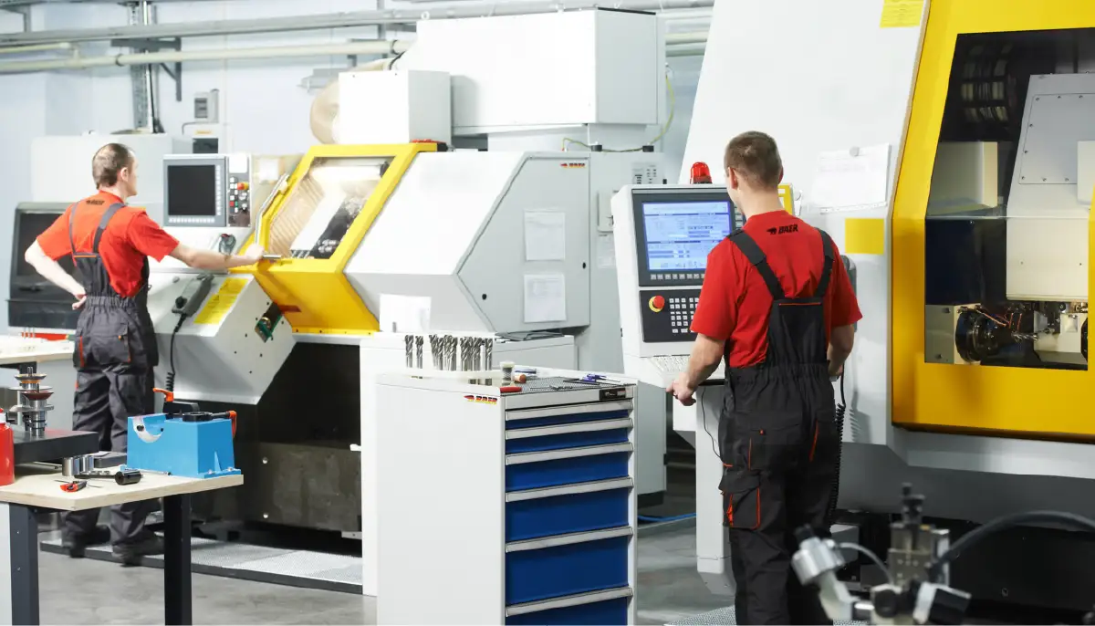 Arbeiter an CNC-Maschinen Arbeiter an CNC-Maschinen