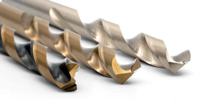 Drei HSS-Spiralbohrer für Metall mit Titanbeschichtung in Gold und Silber – Lochbohrer Metall Vergleich