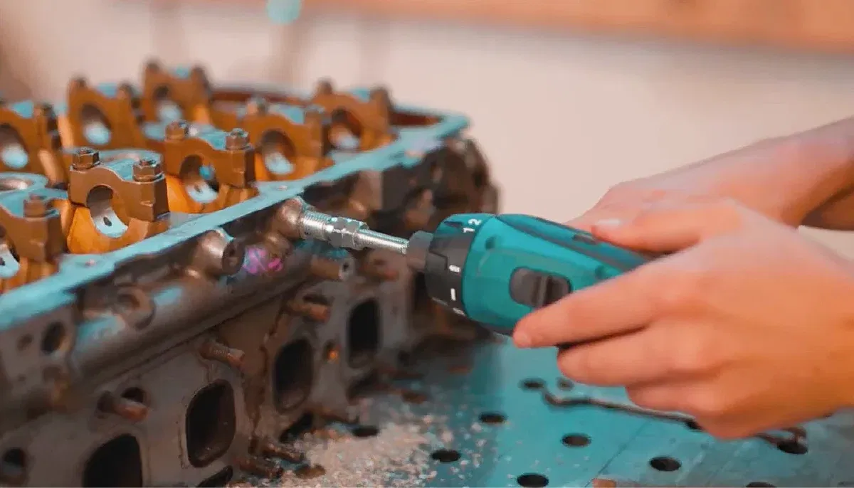 Installing a thread insert in an engine block