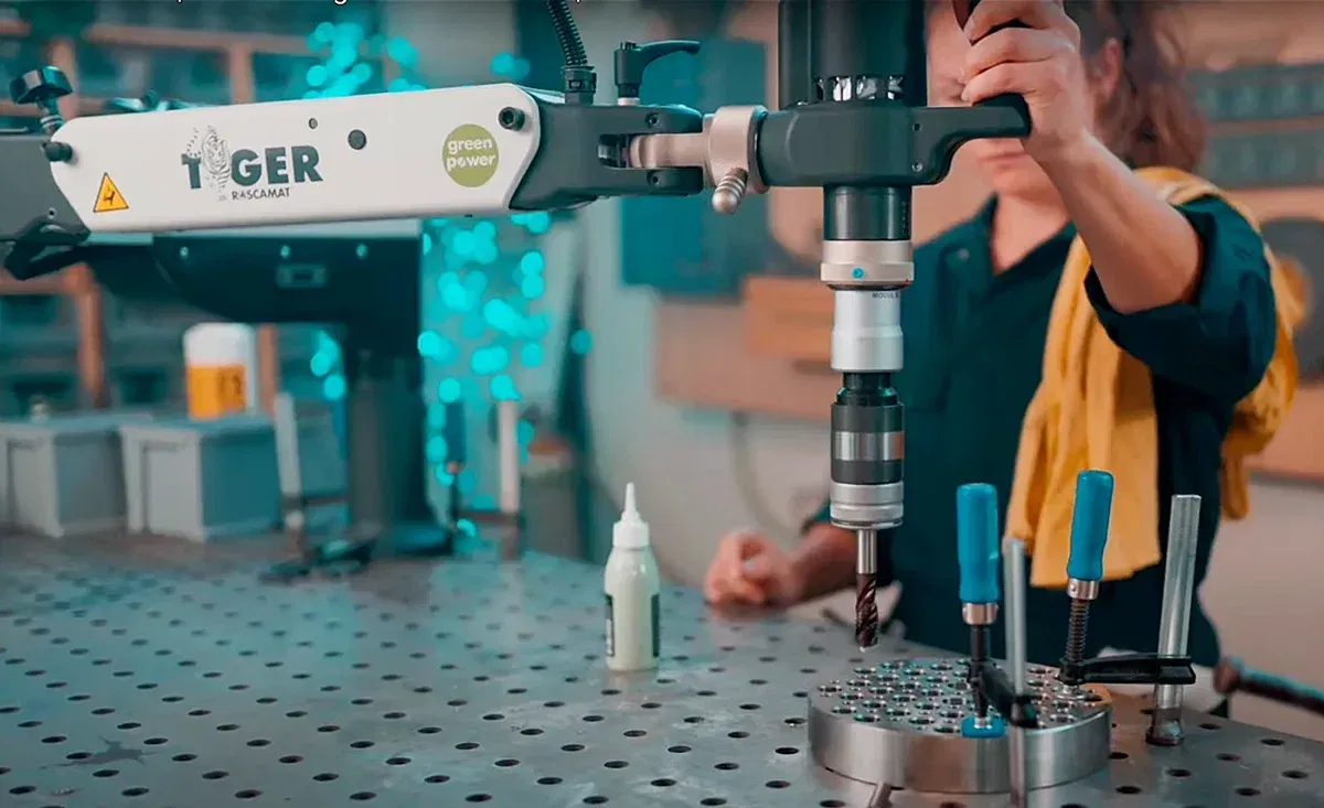 Frau arbeitet mit einer Gewindeschneidmaschine Frau arbeitet mit einer Gewindeschneidmaschine