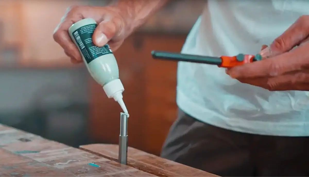 Schneidpaste auf Gewindebohrer Schneidpaste auf Gewindebohrer