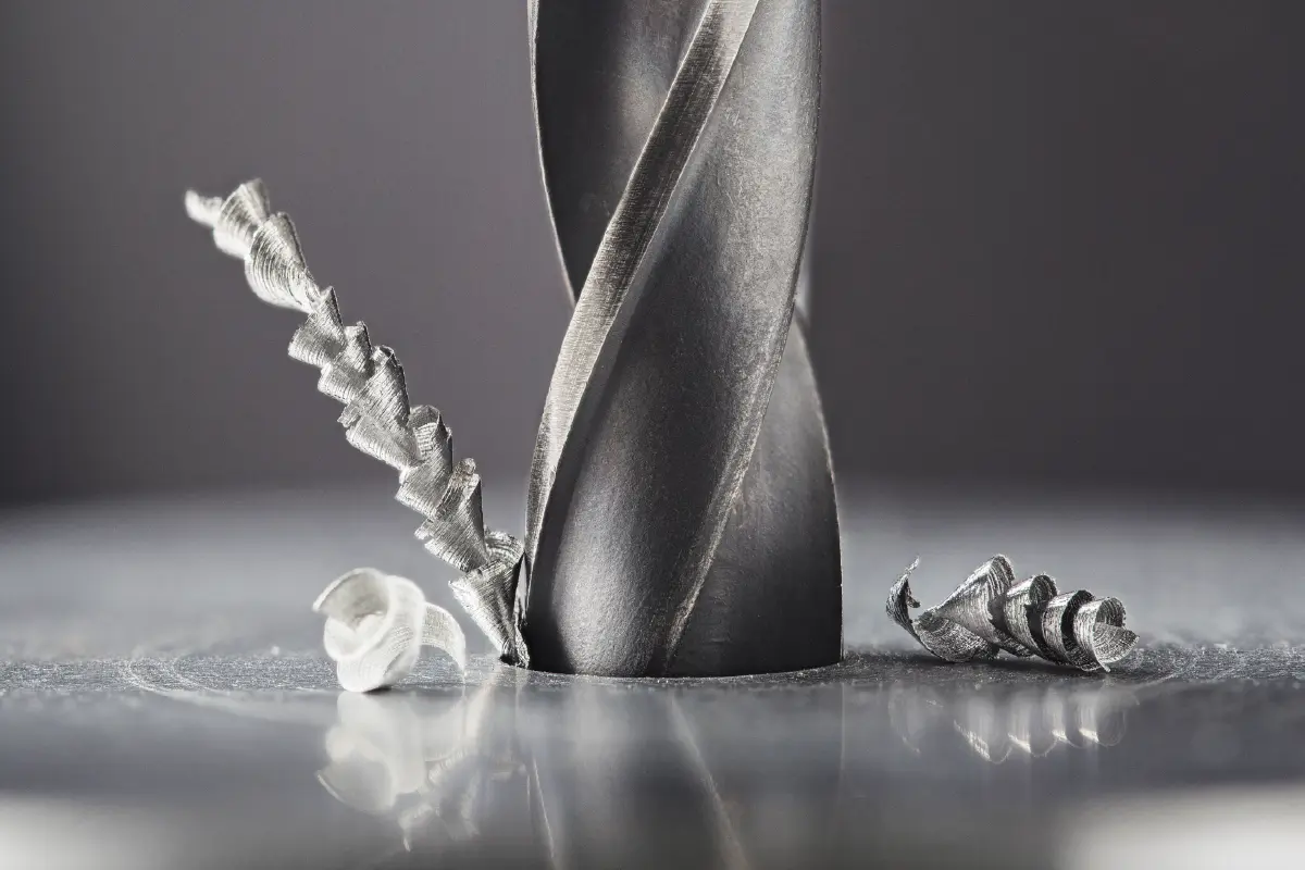 Detailaufnahme eines Hartmetall-Fräsers mit Metallspänen