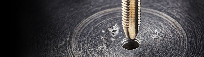 Fachkompetenz in Aktion: Präzisionsarbeit mit moderner Maschinentechnik Erfahrener Handwerker bei der Arbeit: Eine Fachkraft bedient eine präzise Maschinenanlage in einer Werkstatt, die Fachkompetenz und technische Expertise demonstriert.