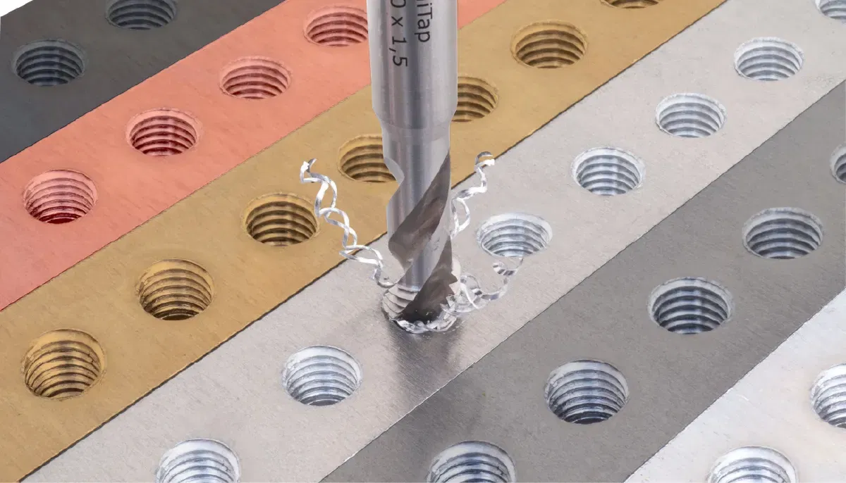 Bohrer schneidet Gewinde in Metall Bohrer schneidet Gewinde in Metall