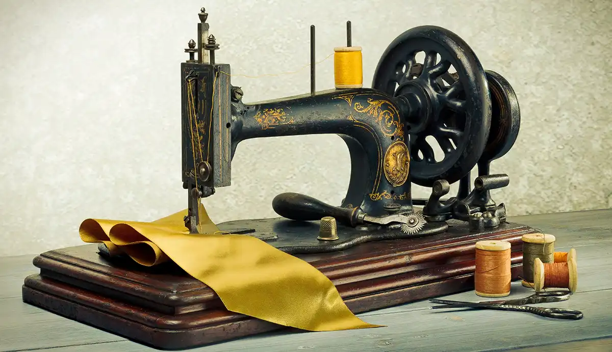 Alte Nähmaschine mit Stoff und Garn Alte Nähmaschine mit Stoff und Garn